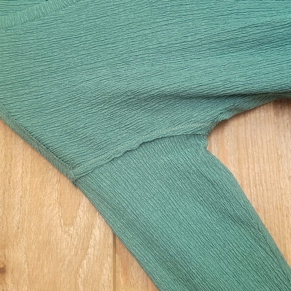 Anthropologie Willa Textured V-Neck Top Women’s Size XSmall Green Raw Seam - Picture 2 of 5